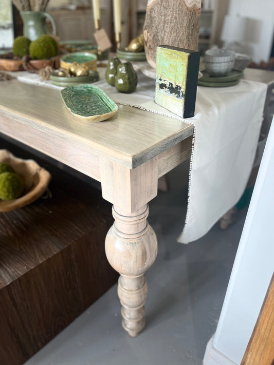 Joanie Table